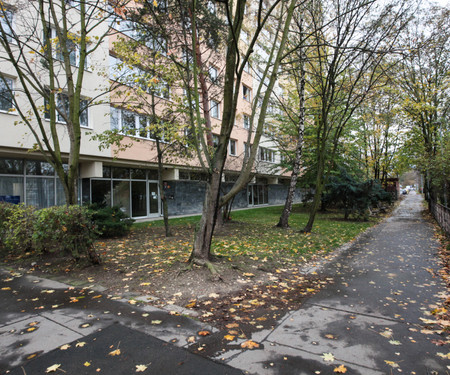 Apartment with nice balcony, near Metro