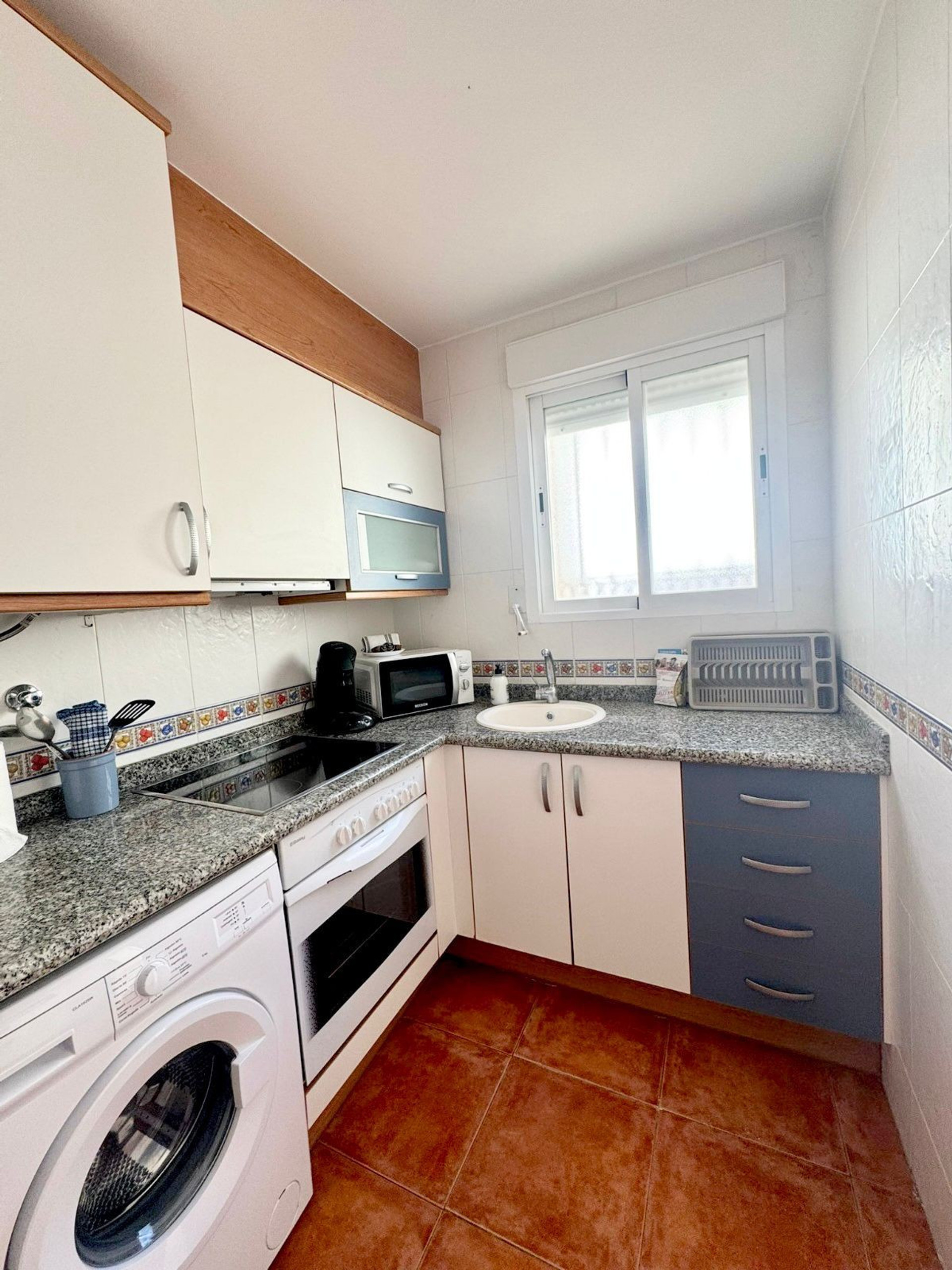 Full kitchen image 1