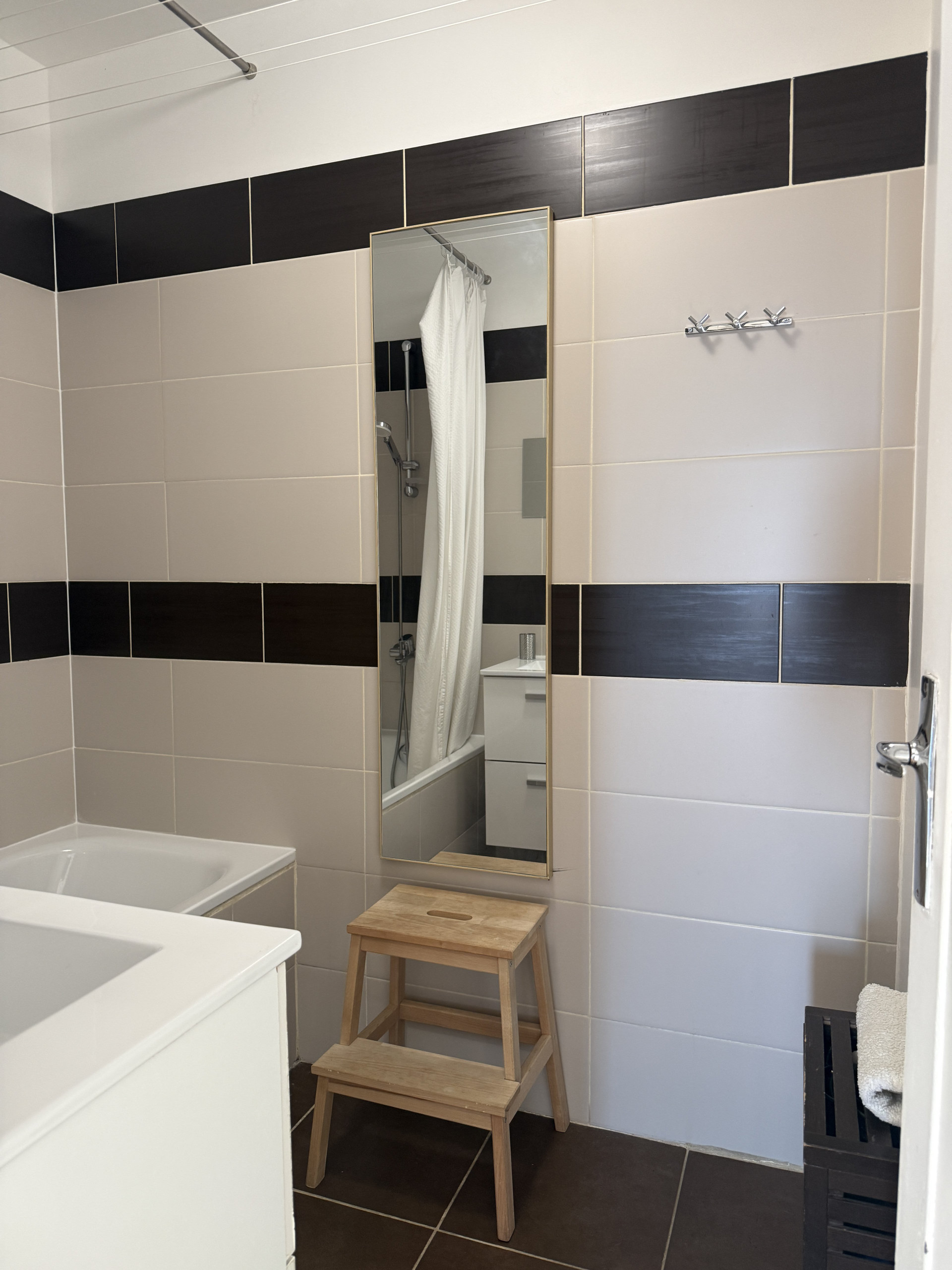 Tiled bathroom with mirror