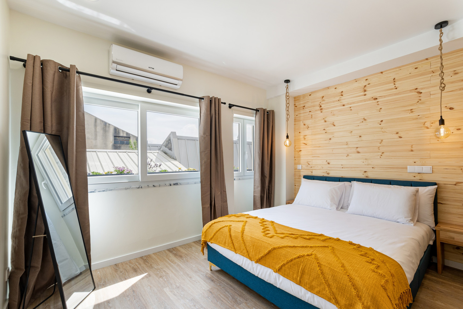 Quarto duplo com cama de casal