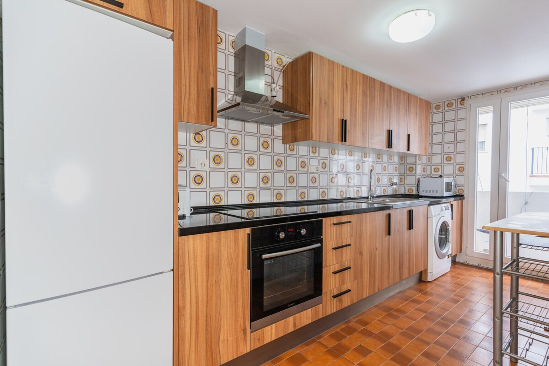 Full kitchen image 1