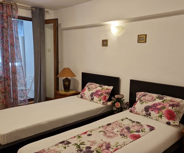 Large Group Accommodation Bucharest, 4 apt,20slips