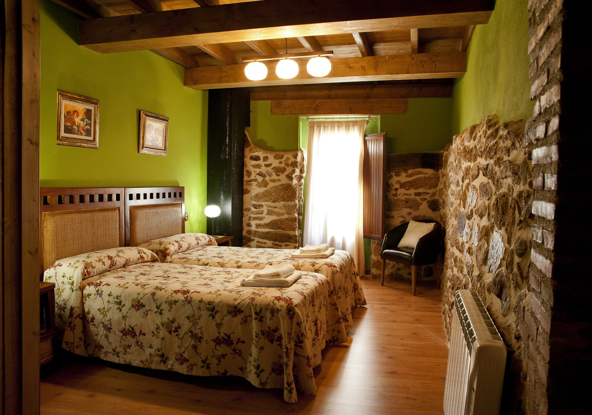 Bedroom with twin beds