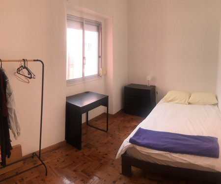 Comfy room in central Almada