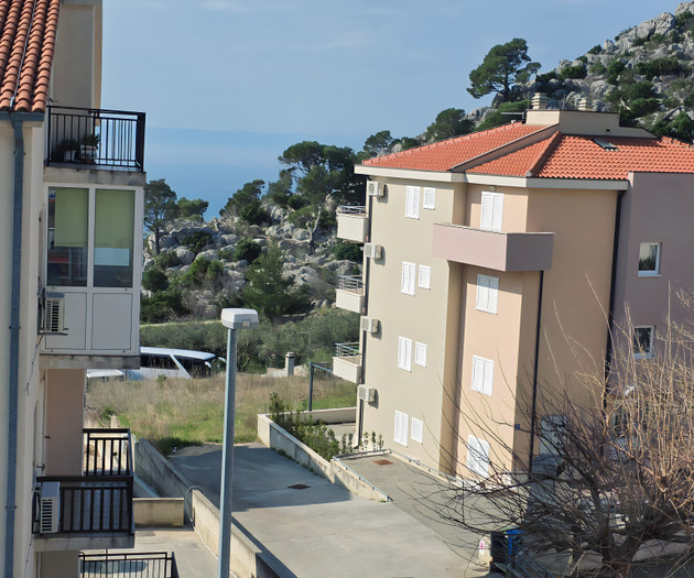 Exterior neighborhood view