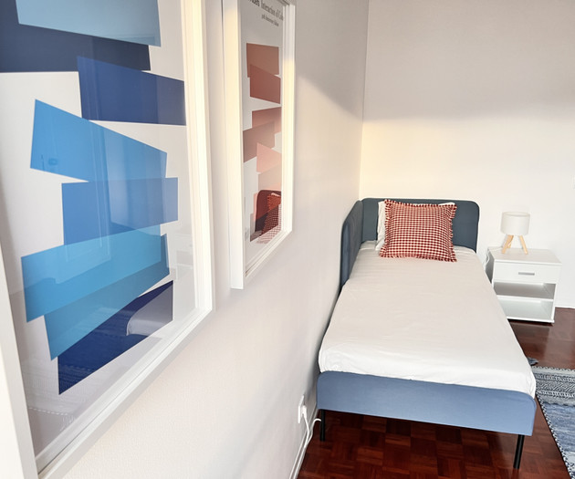 Cozy & Fully Furnished Blue&Red Room in Lisbon