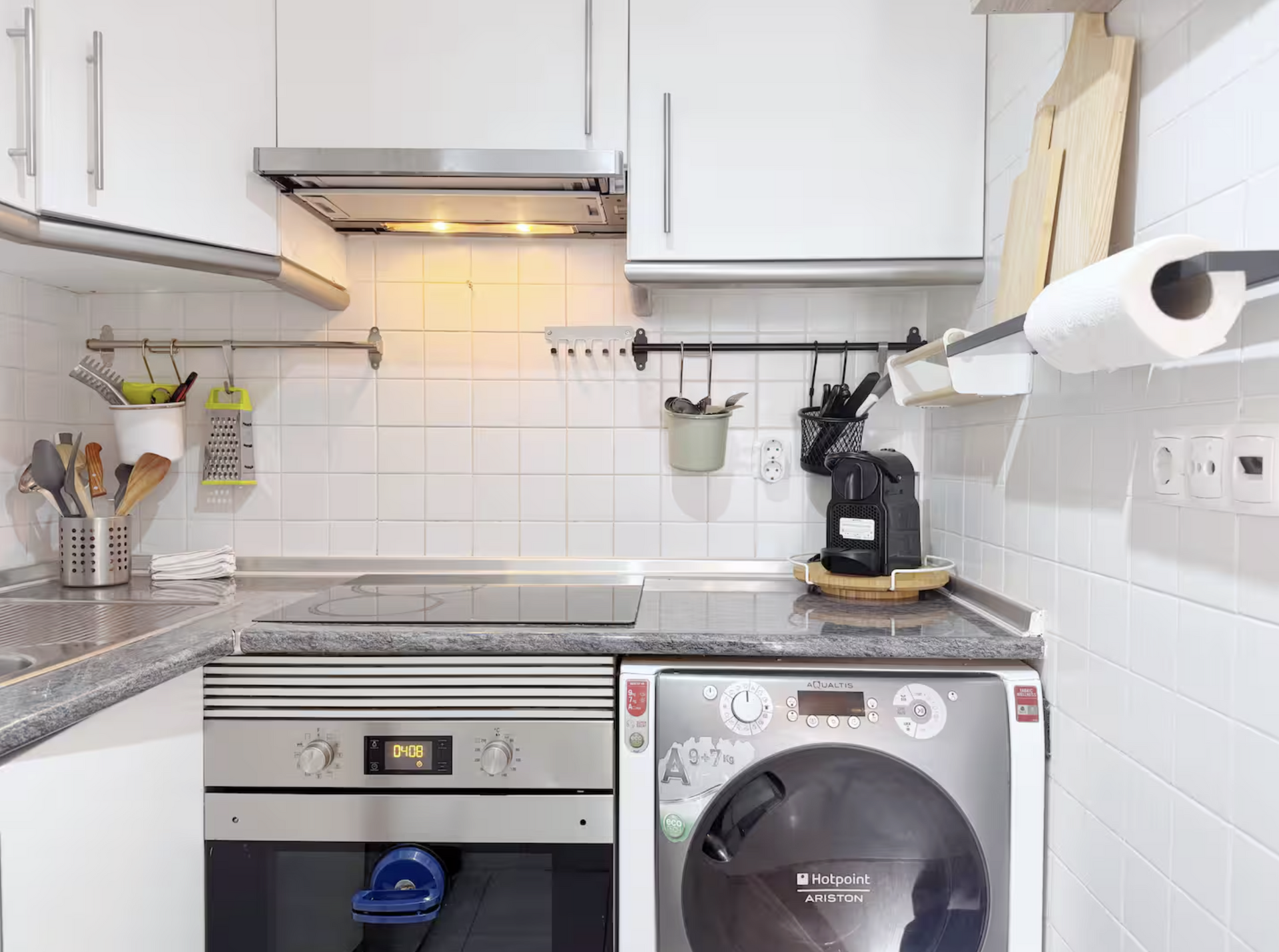 Kitchen with oven and washing machine