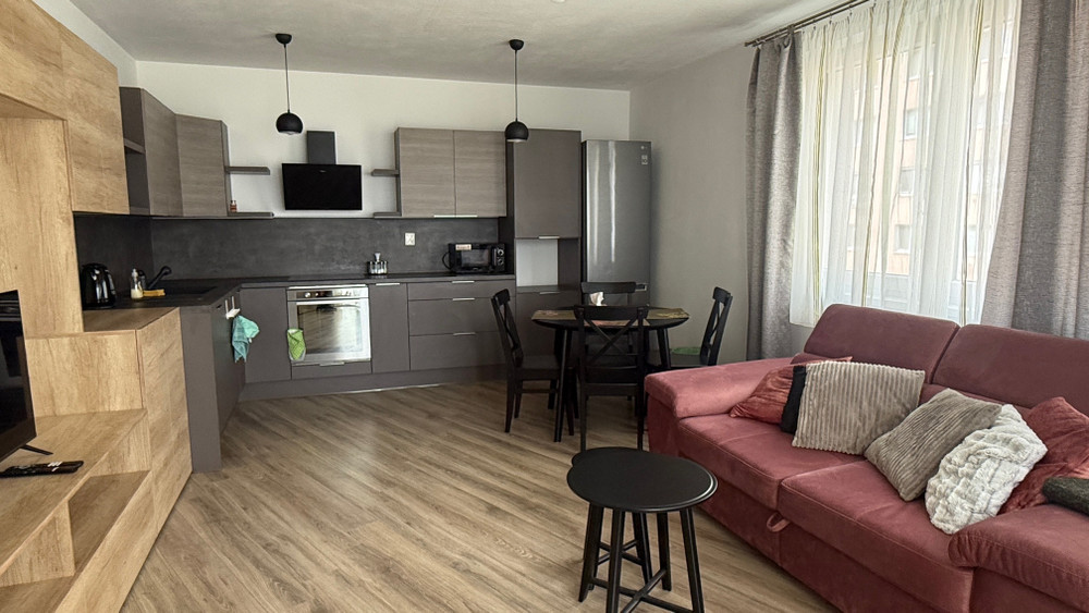 Modern, 2- bedroom apartment with AC and balcony preview