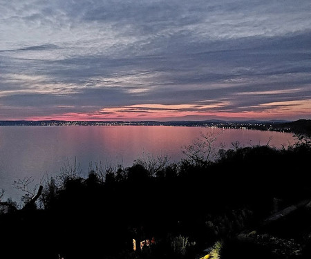 Magasparti panoráma a Balatonra..