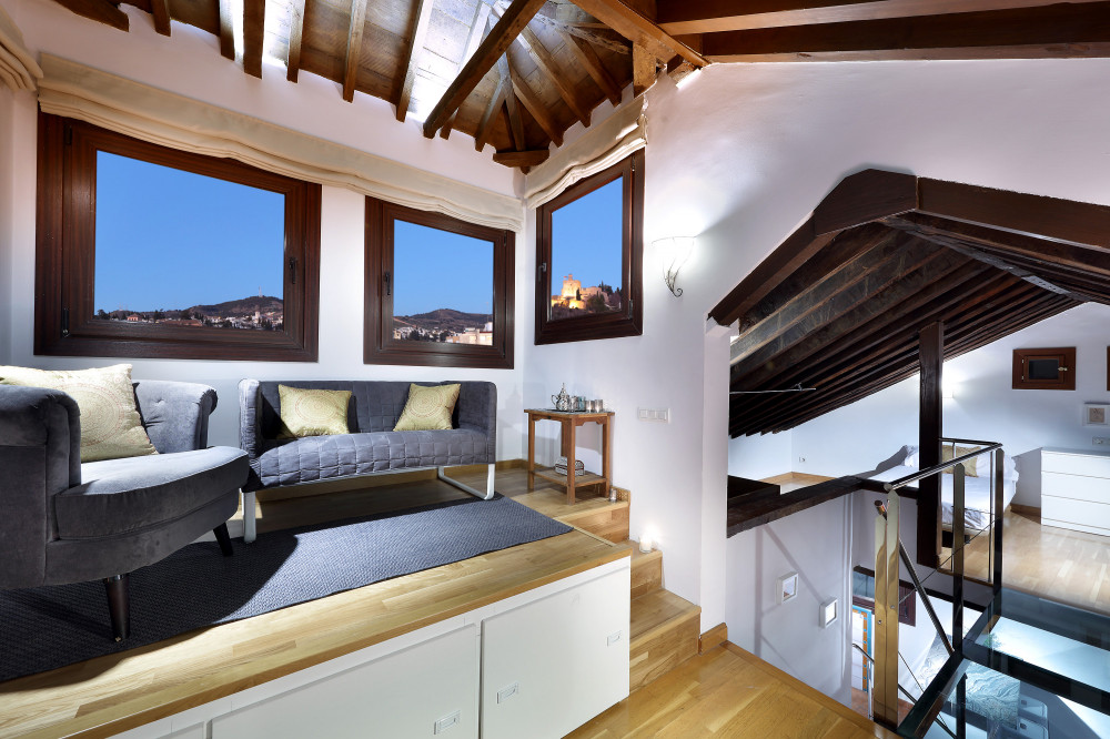 Sunny Penthouse loft with stunning views, km 0