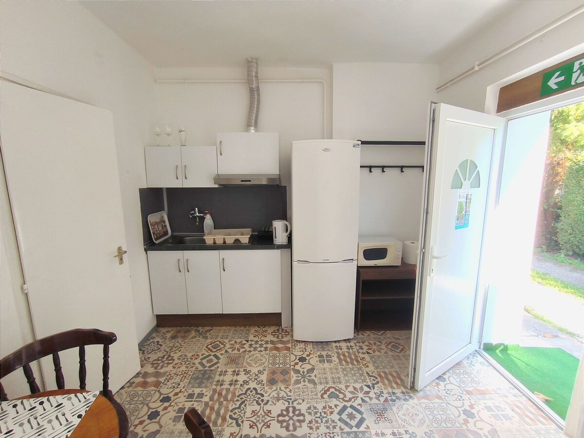 Full kitchen image 2