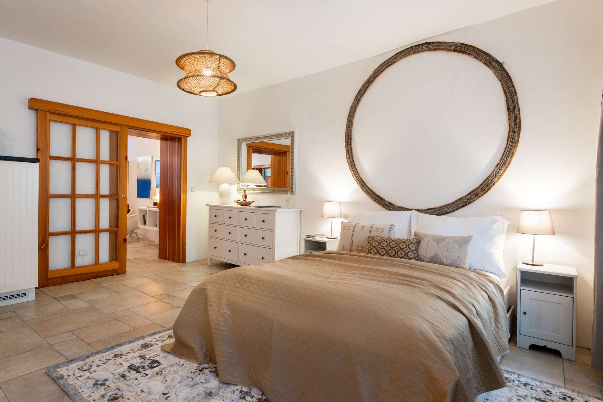 Bedroom with round mirror frame