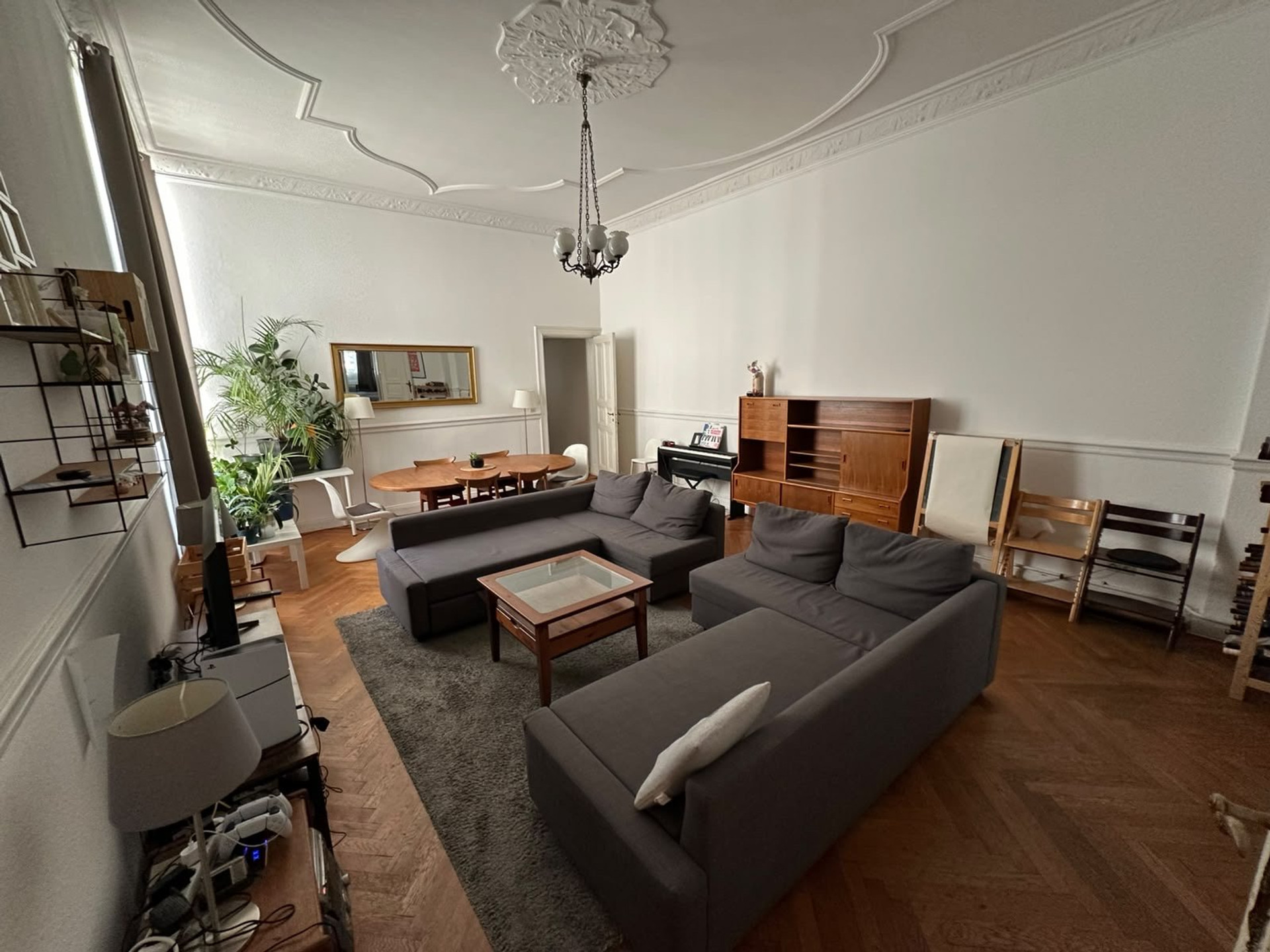 Large living room with sofa seating