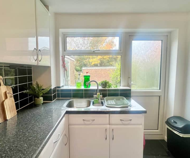 Kitchen - Fully equipped kitchen with a view of the garden