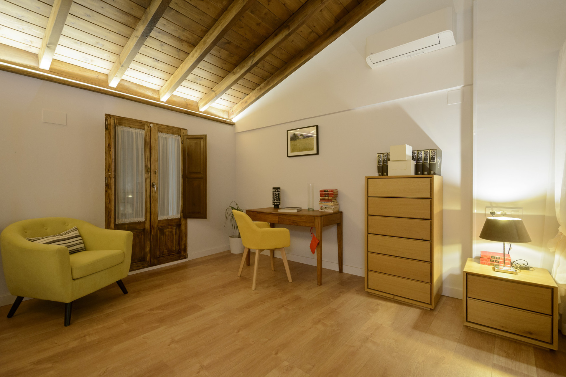 Estudio con escritorio y sofá.