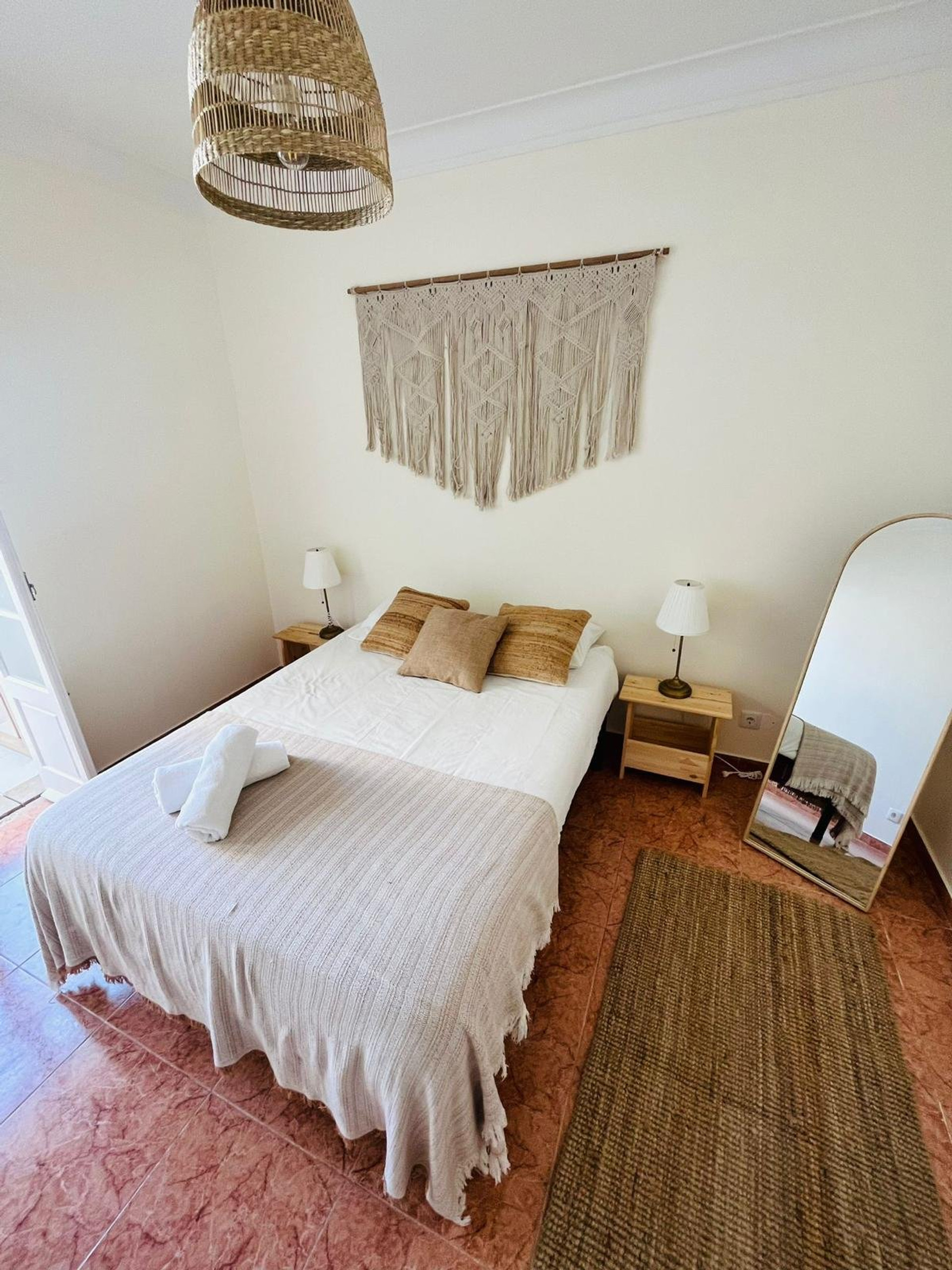 Double bedroom with mirror and macrame