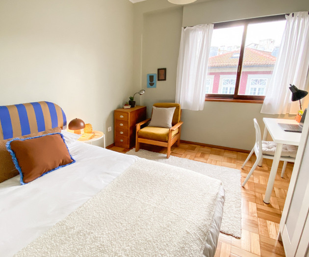 sunny retro coliving - Indigo Bedroom