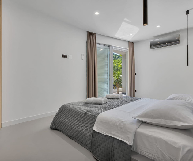 Penthouse Soll 100m from sea