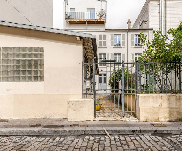Tiny house in the Center of Paris