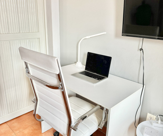 Flat 1/3_ 500mbps Wifi, Desk with office chair