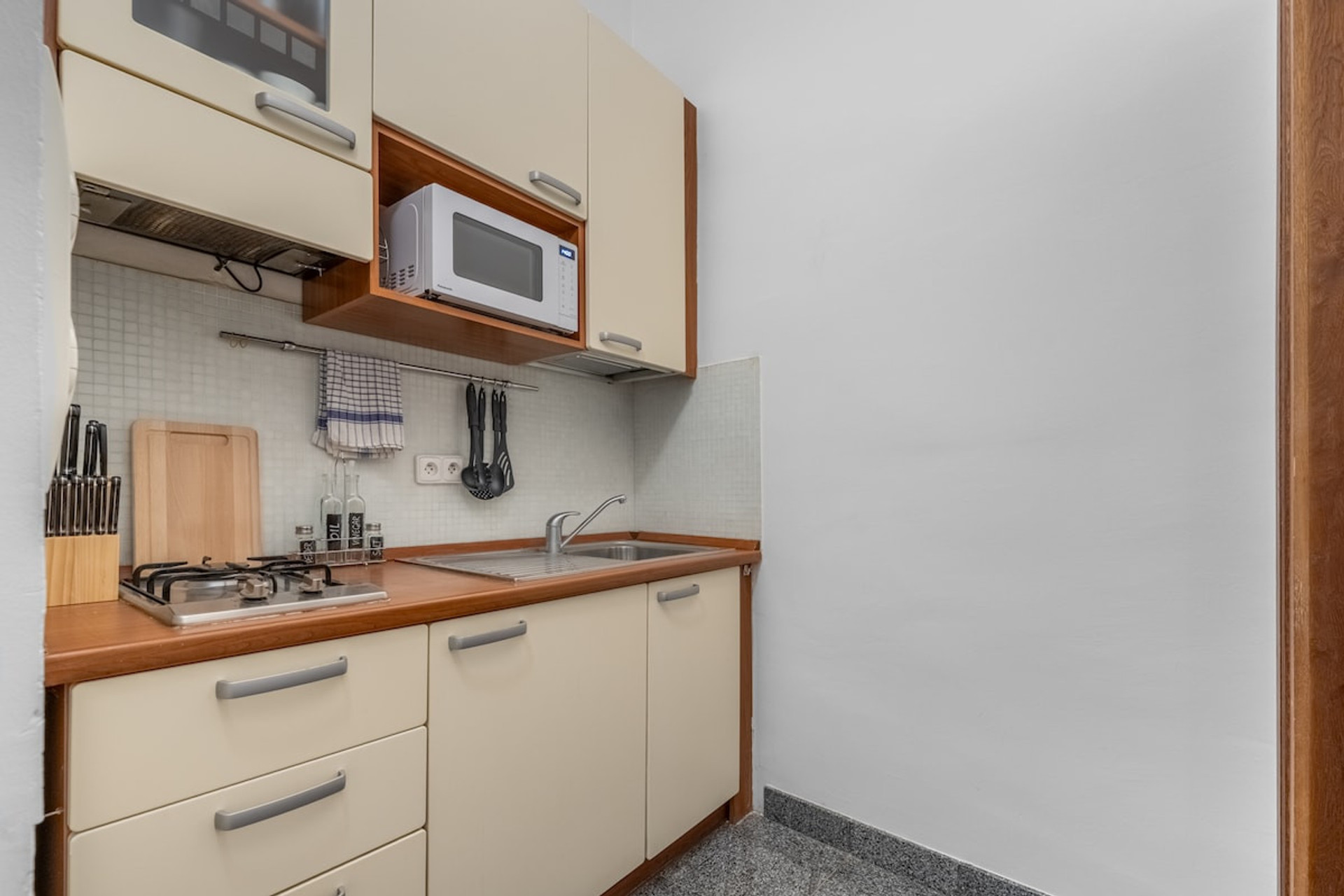 Full kitchen image 1
