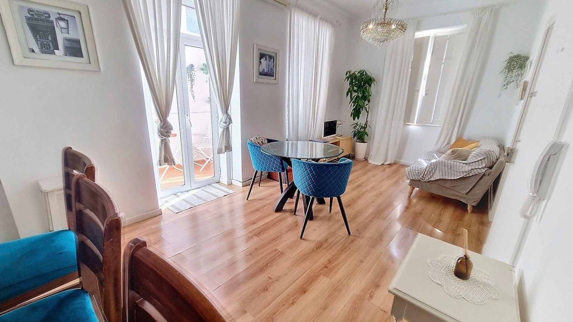 Dining area image 1