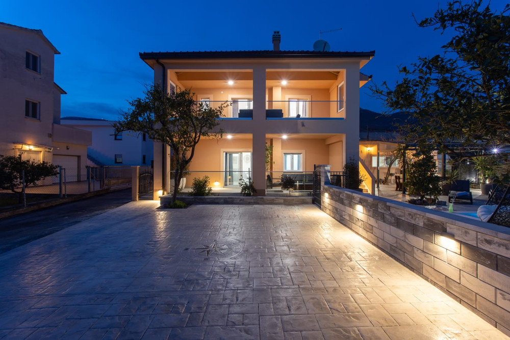 Villa Ivana preview