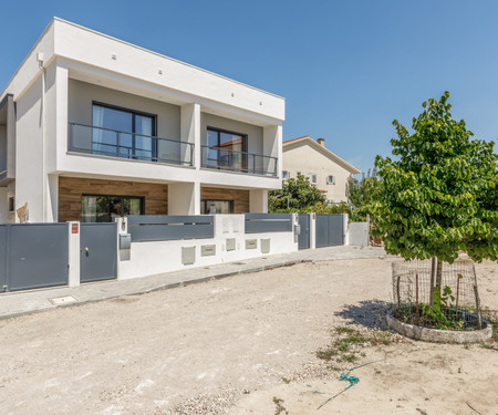 4 bedroom family house with pool