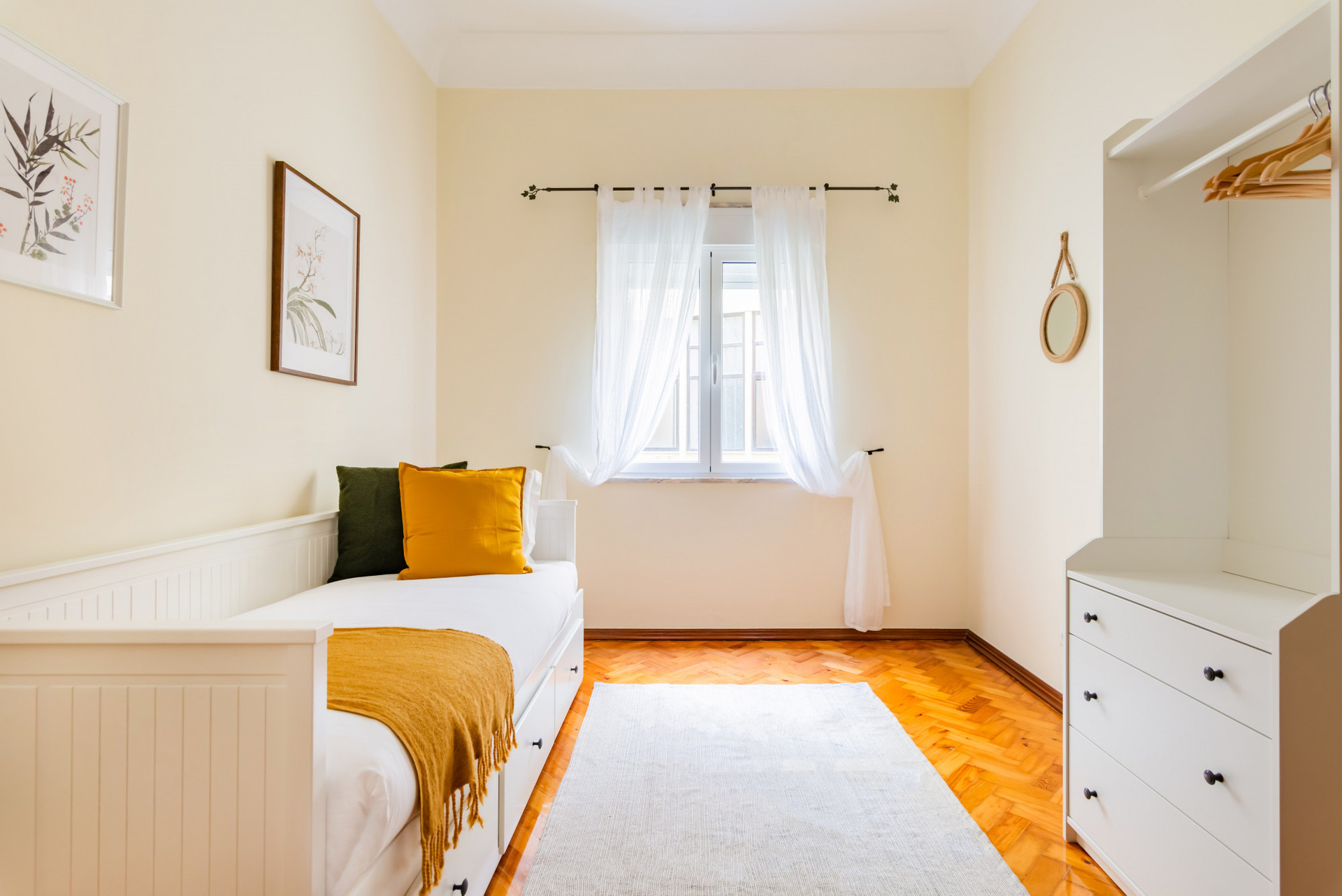 Bedroom with 2 Single Beds (Pull Over)