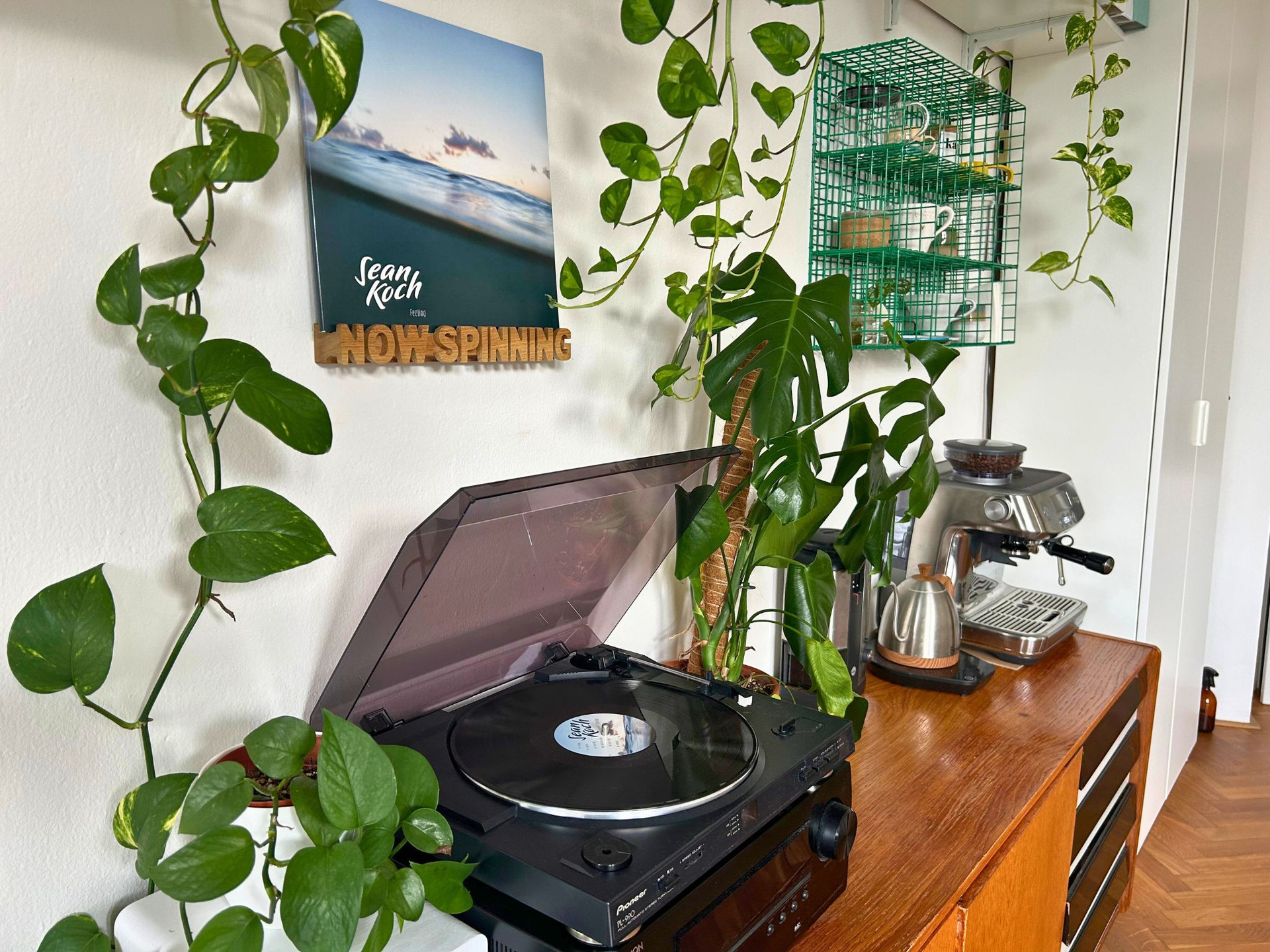 Sound system and vinyl record player 