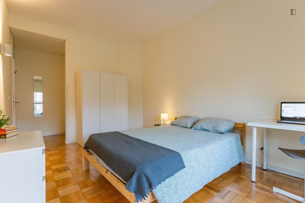 Bright double bedroom with balcony in Porto-room7 preview