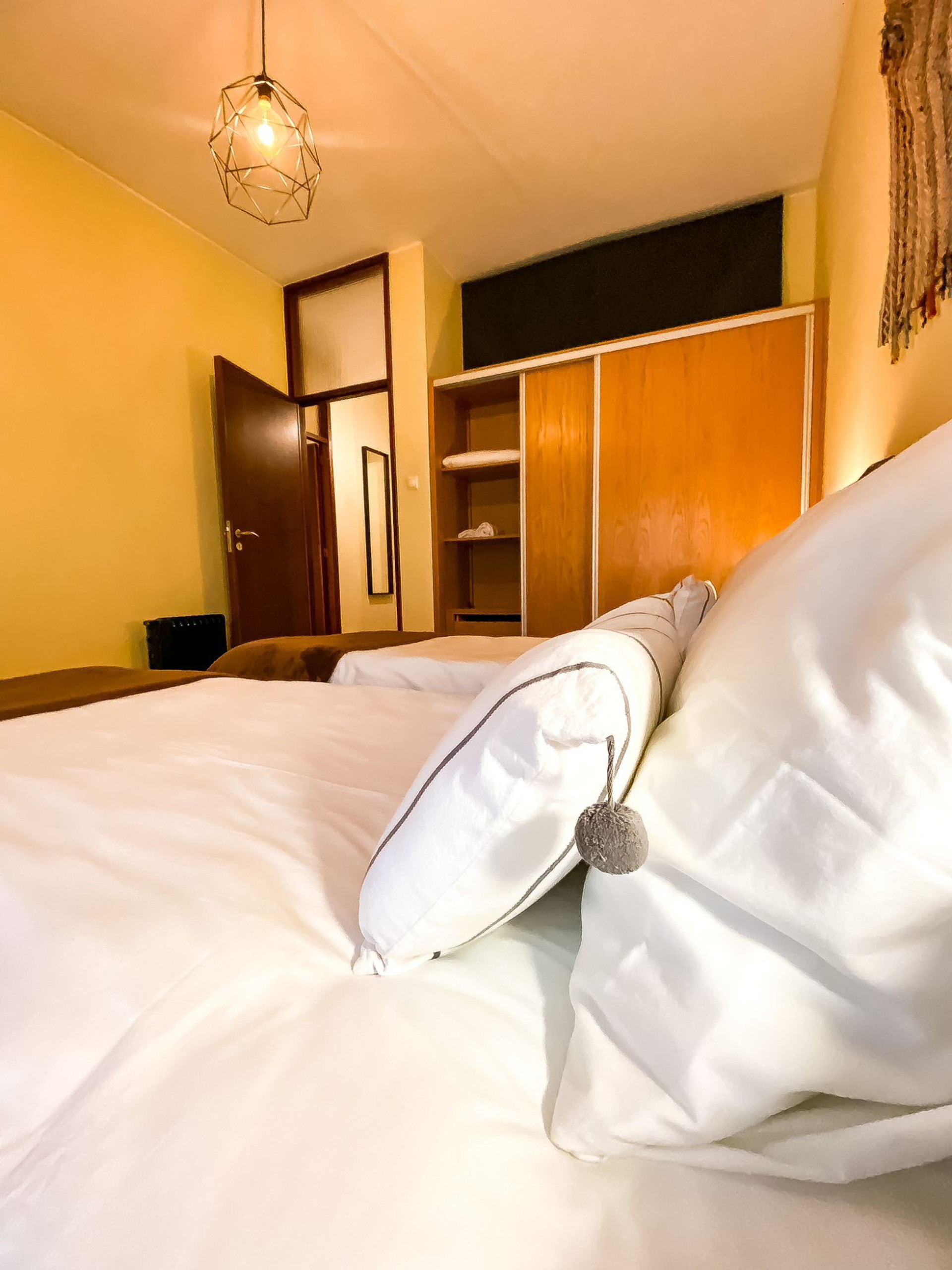 twin bed room