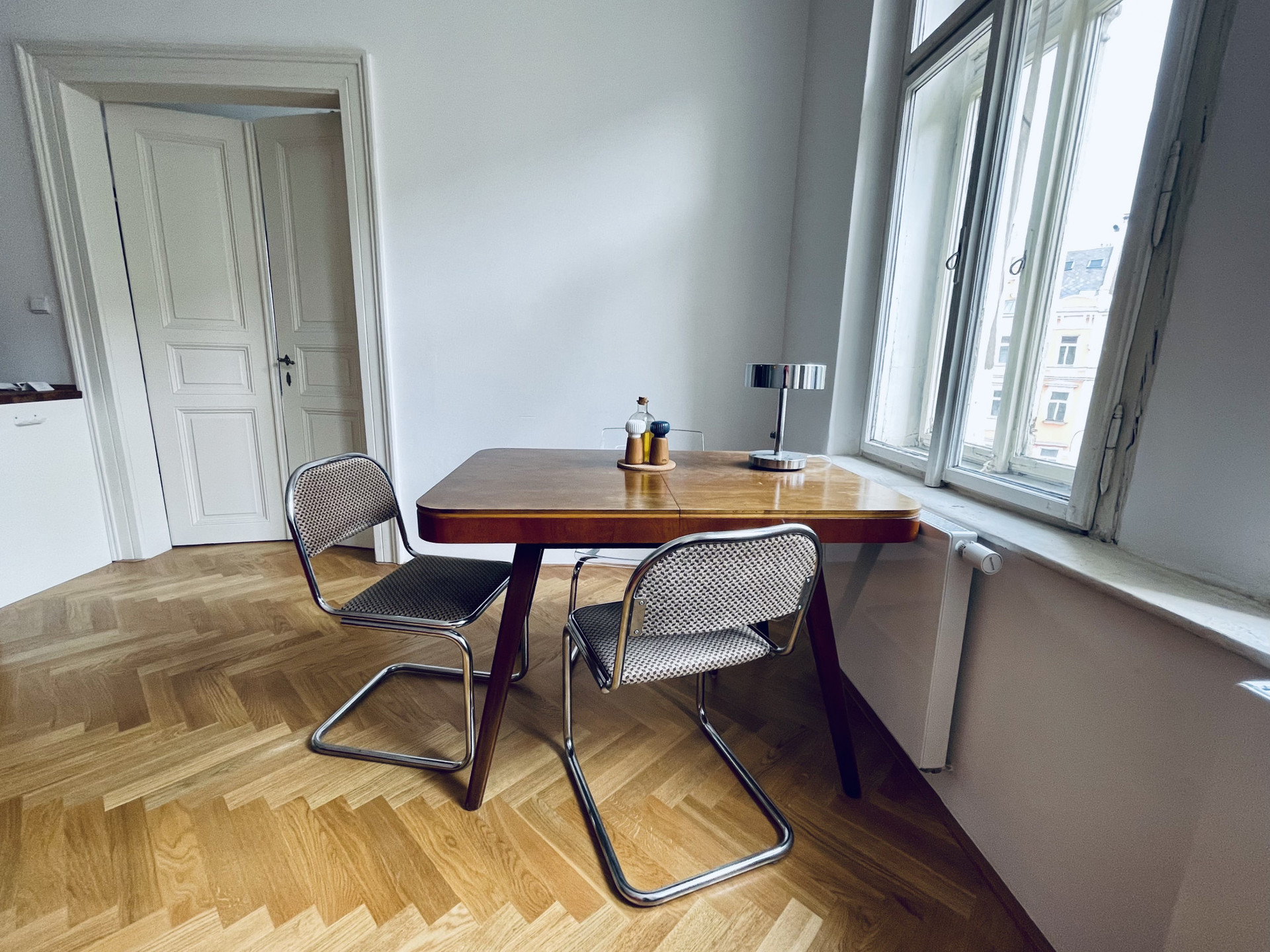 Expandable dining table