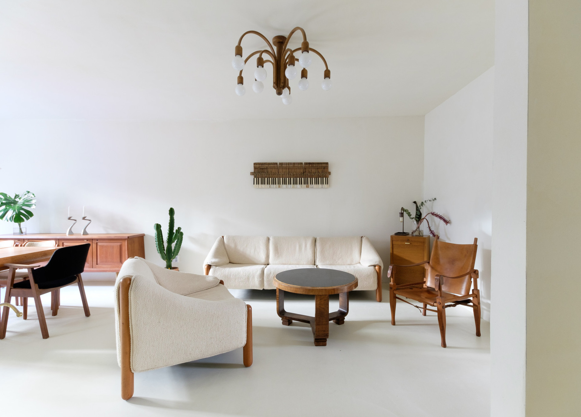 Interior walls and ceilings were finished with plaster (in beige tone). The concrete floor (also in beige) pairs beautifully with the plastered walls.
