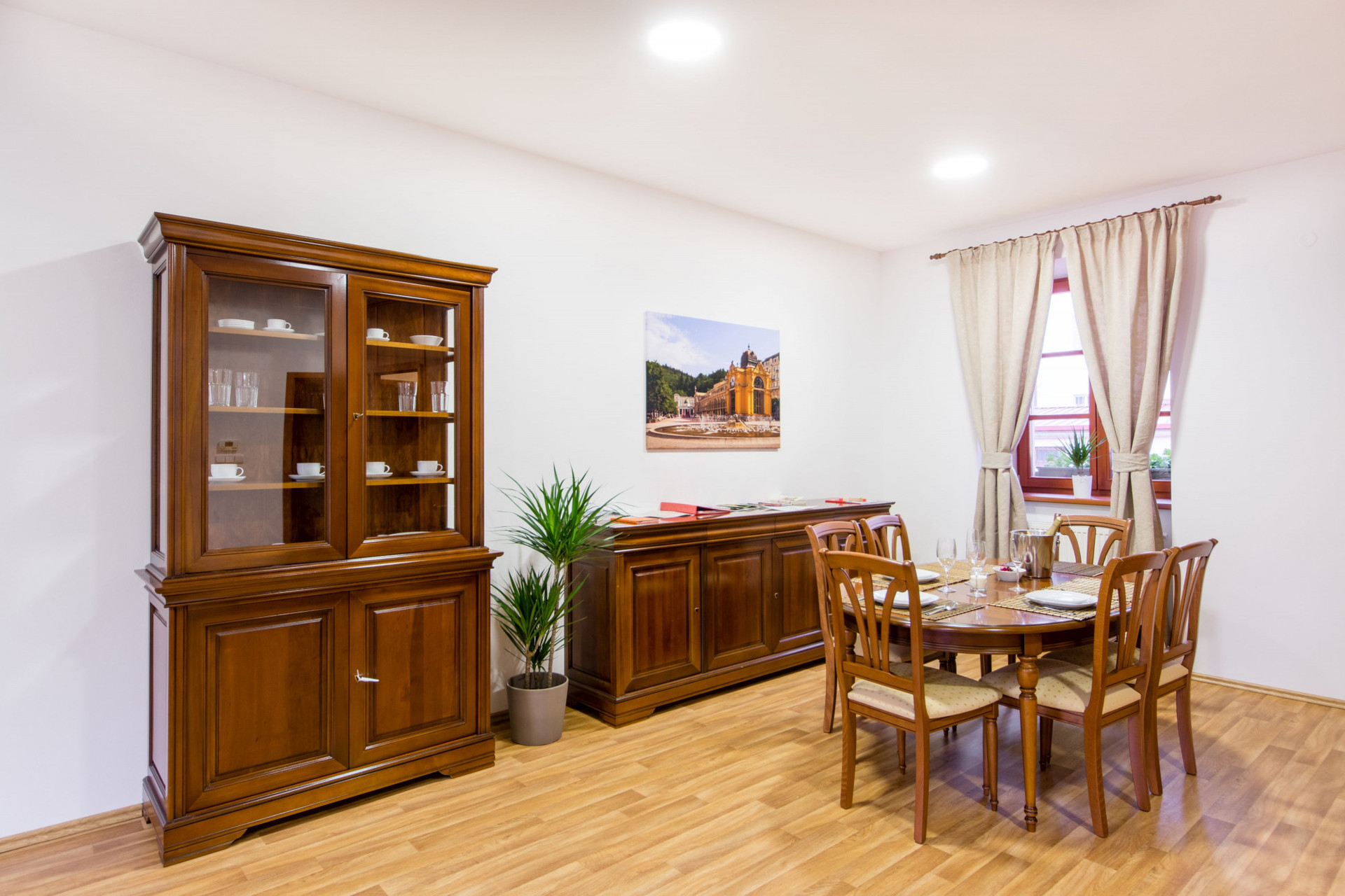 A dining area, where you can host up to 5 people