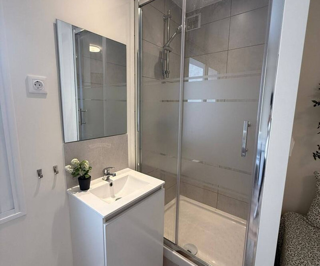 Double bedroom with private bathroom