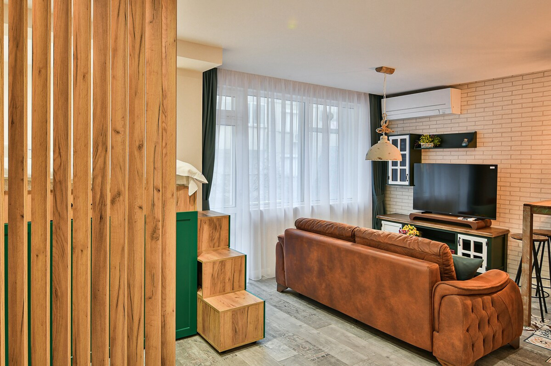Lounge area with wooden partitions – An inviting space that combines privacy and openness, using natural wood details to create a warm and stylish atmosphere.