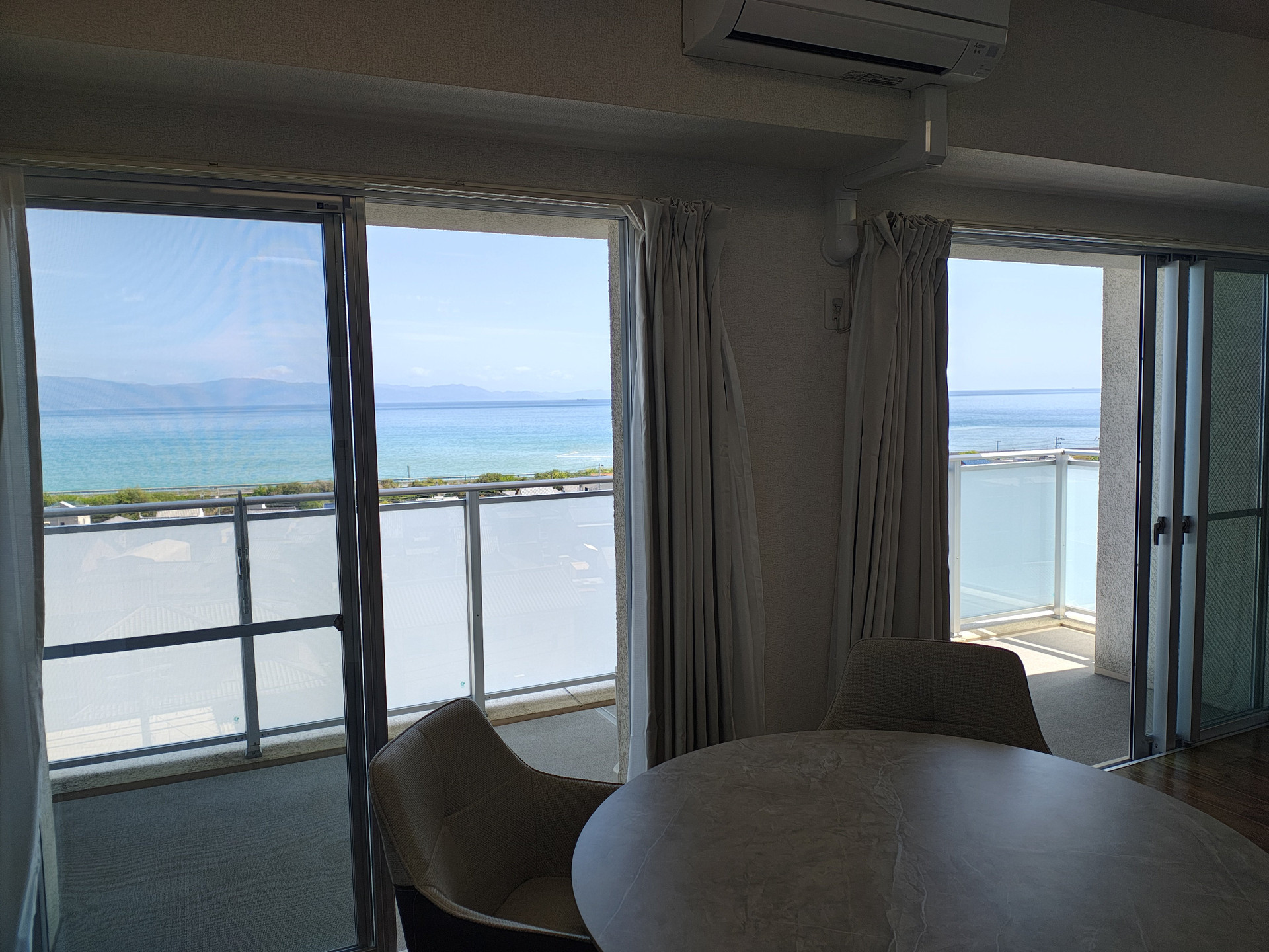 Dining area with a panoramic Pacific view.