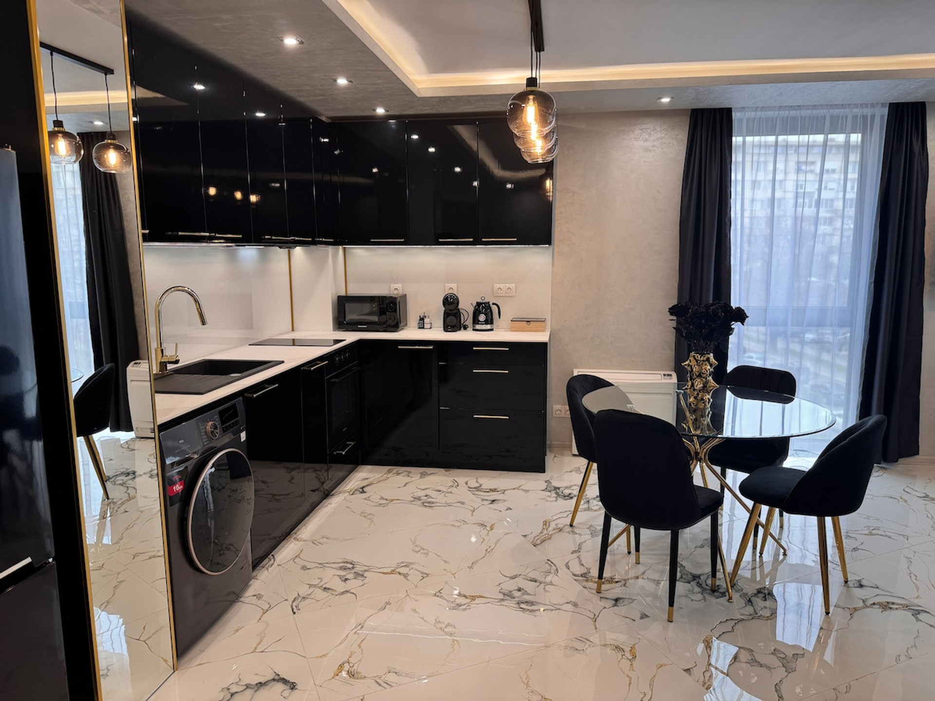 Full kitchen image 1