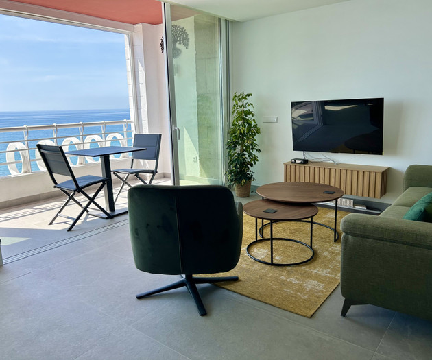 Modern, recently renovated. City and beach!