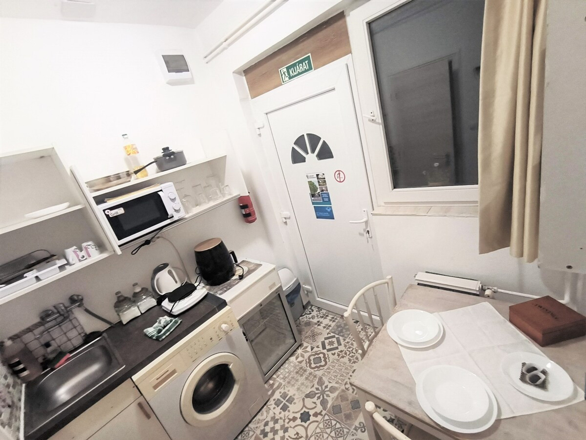 Full kitchen image 2