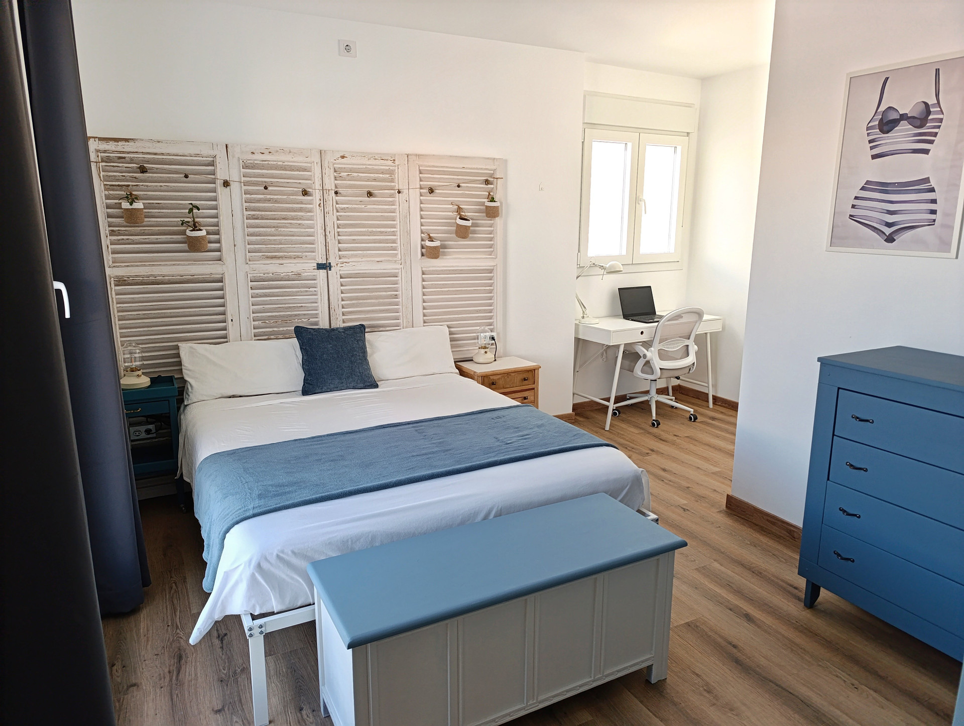 Bedroom with dedicated desk 