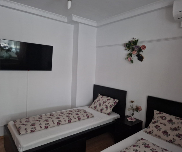 Large Group Accommodation Bucharest, 4 apt,20slips