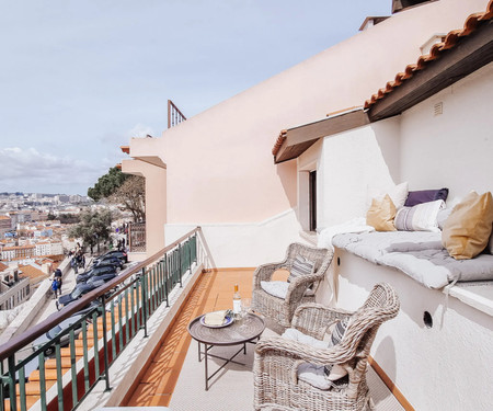 Bright penthouse with 2 private terraces in Graça