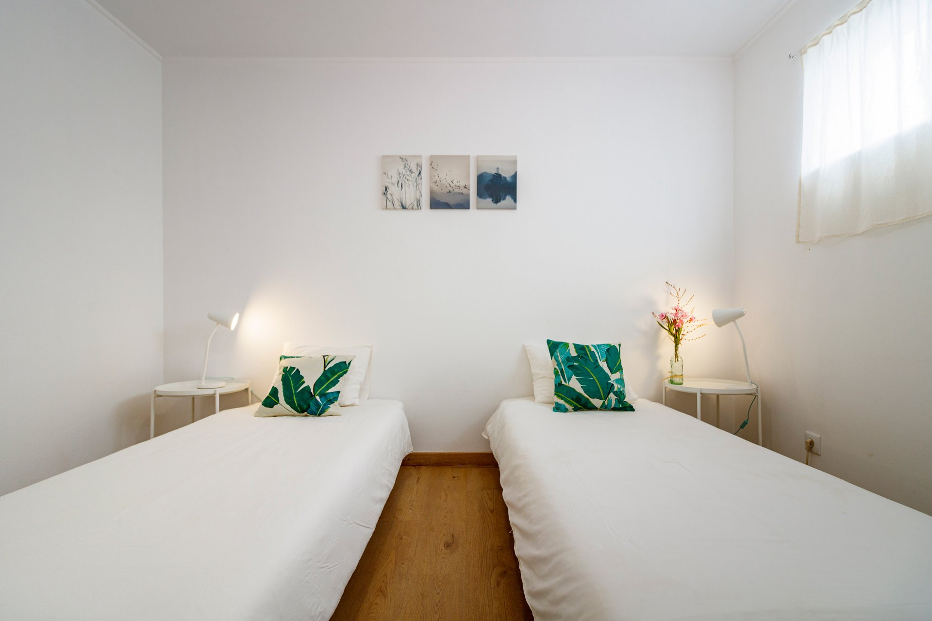 Twin bedroom with tropical pillows