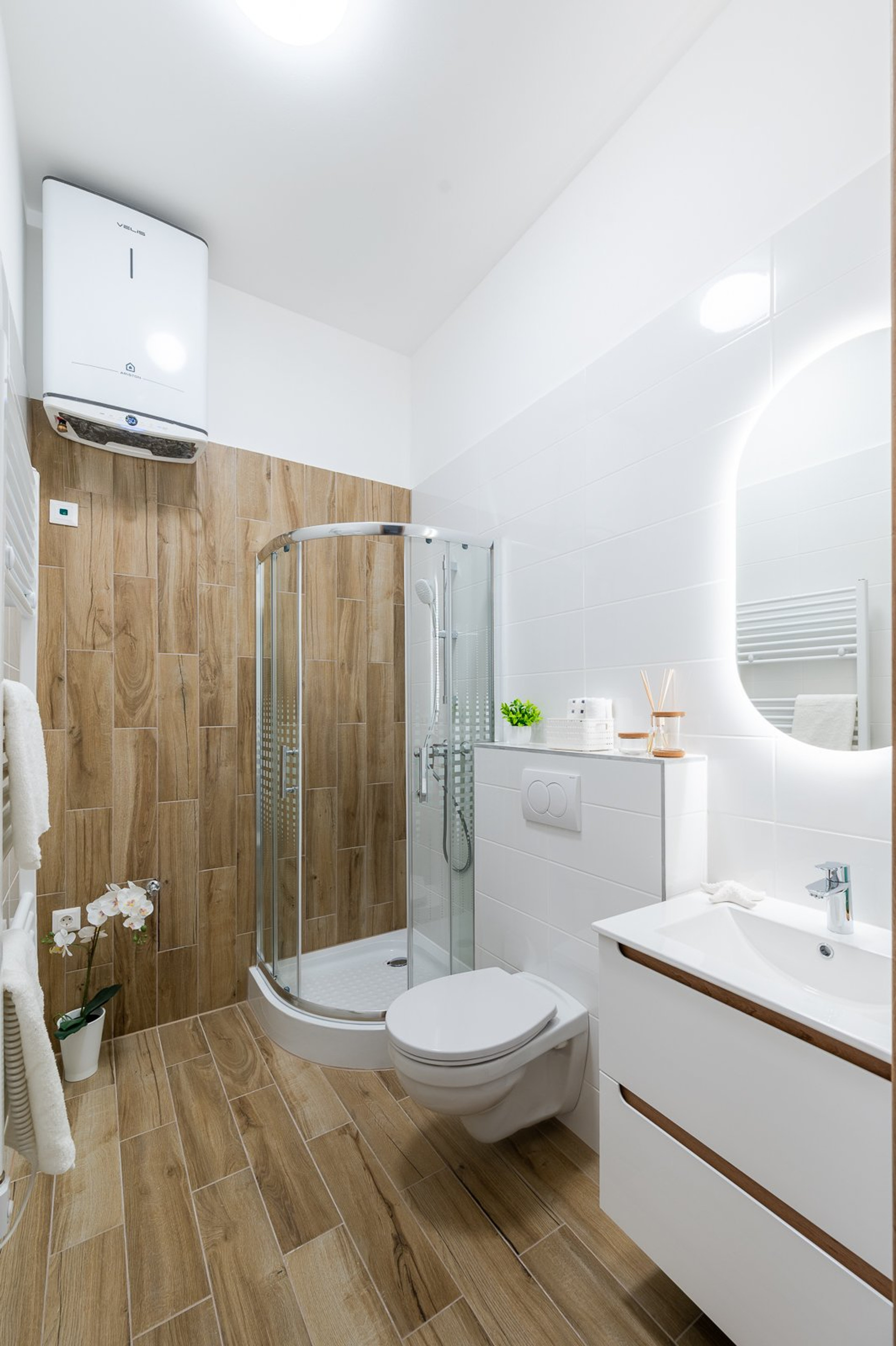 The bathroom, with shower cabin, towel heater
