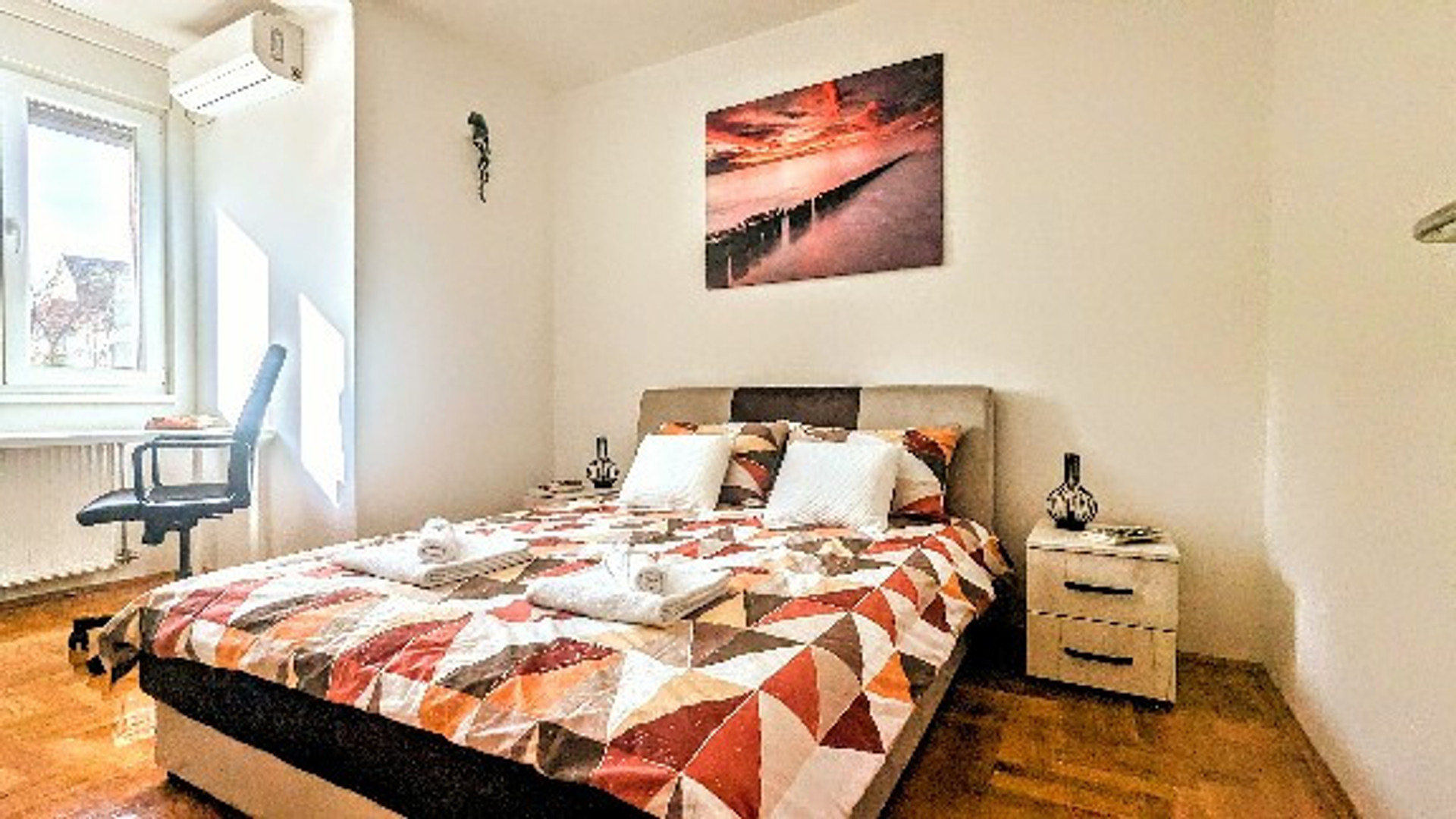 Odvojena spavaca soba je opremljena udobnim "King size" krevetom za 2 osobe, nocnim stocicima na kojima se nalaze lampe. Mir je obezbeđen, a prostorija je klimatizovana. Ambijent je izuzetno dobro osvetljen, a prozori poseduju roletne.