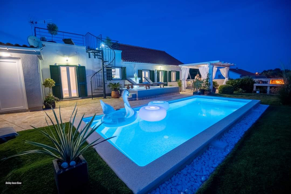 Diana - Holiday house with pool