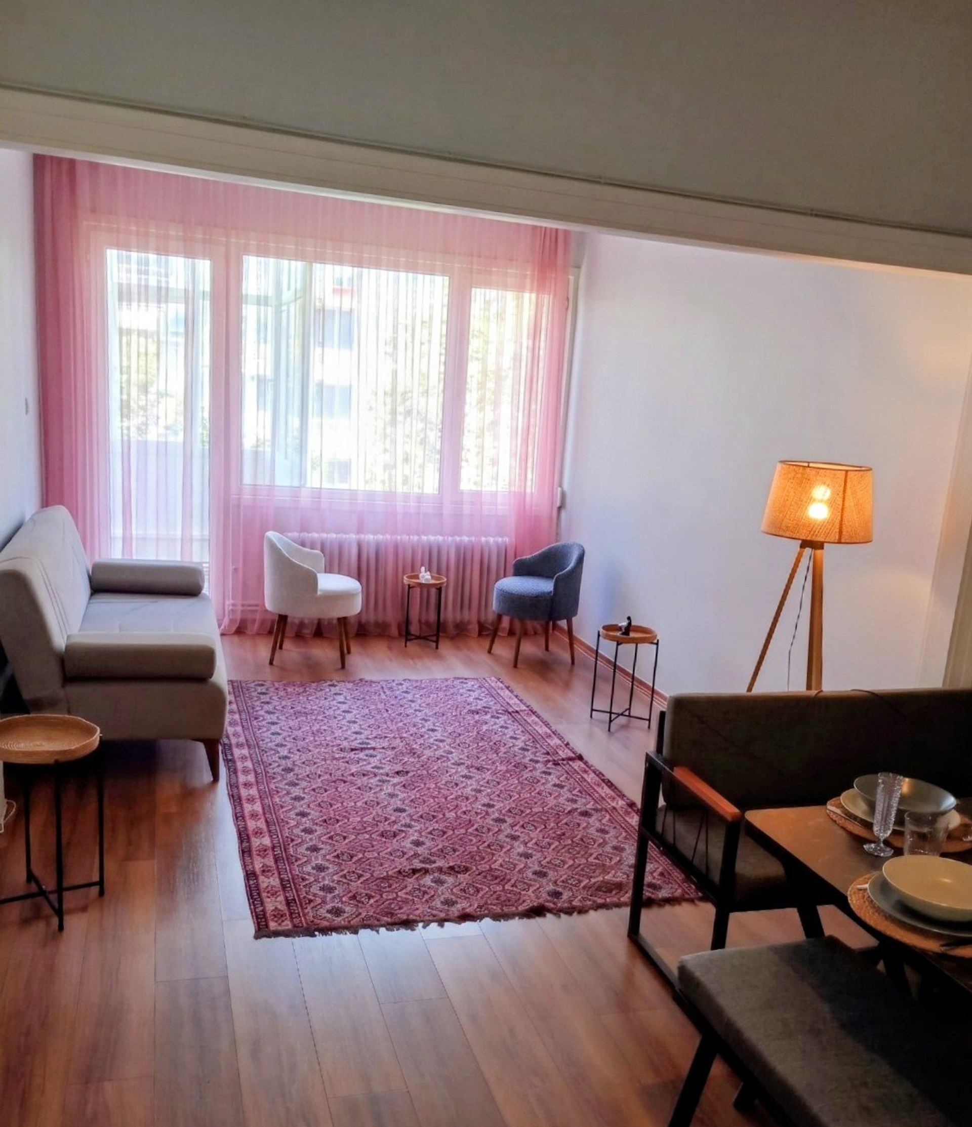 Experience this 30m² Istanbul sanctuary. Nestled in a private grove of rare native trees, this living room offers natural shade and total privacy. Enjoy a bright, serene space with no neighbors in sight—no curtains ever needed.