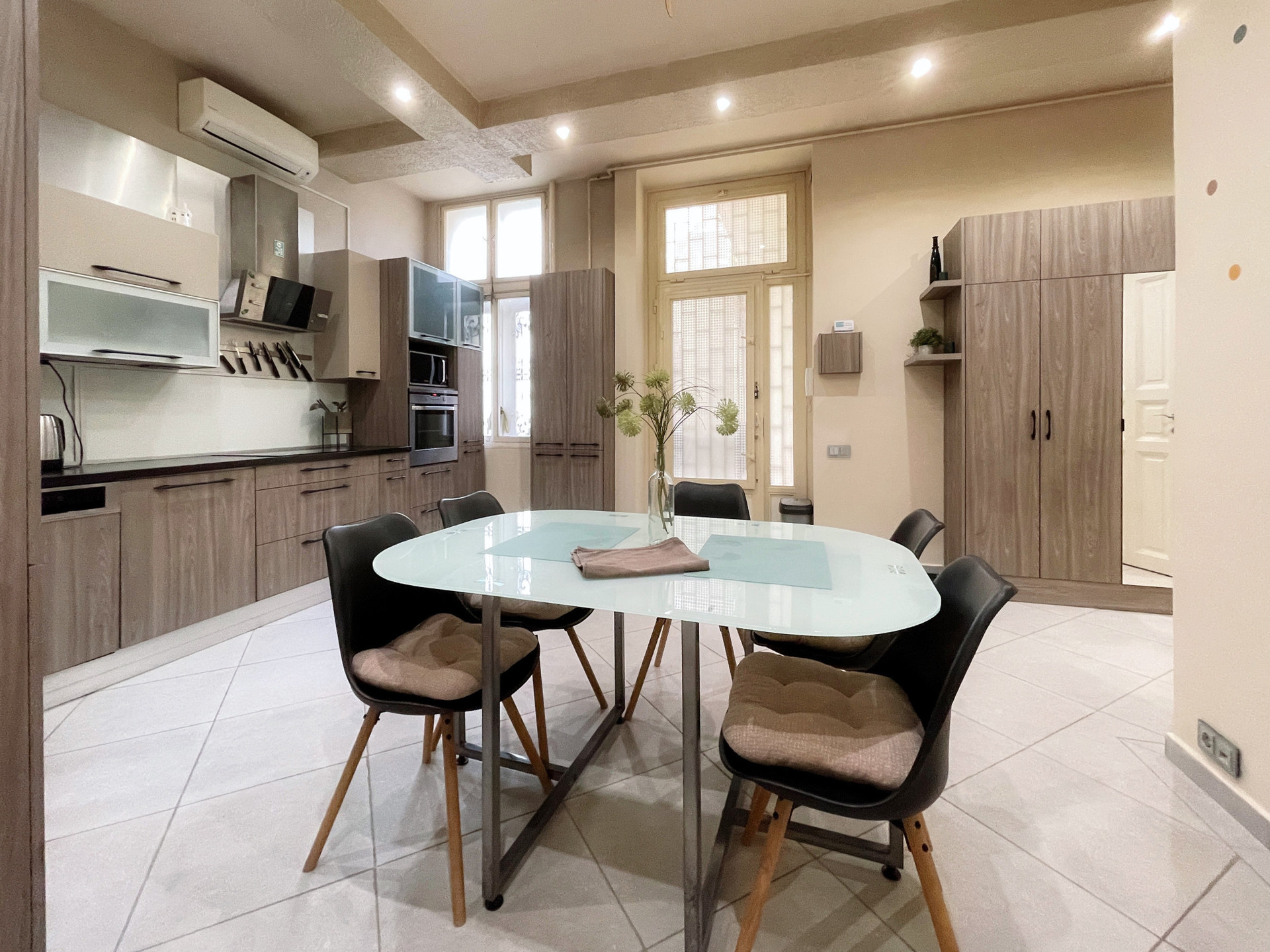 The kitchen has an AC, a hood, an electrical herd, an oven and a microwave